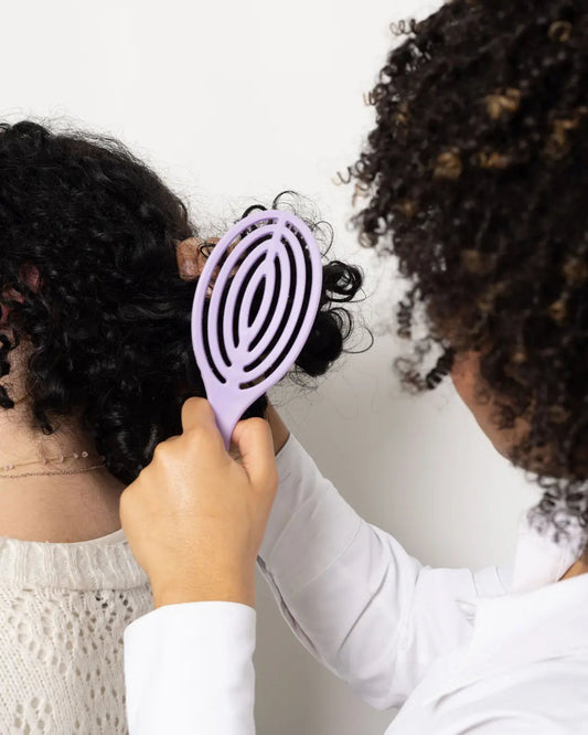 démêler ses cheveux frisés, crépus, bouclés